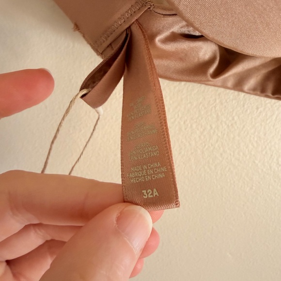 SKIMS Tan Bra - Picture 2 of 7